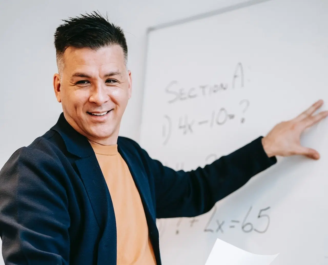 9. Formación docente en nivel primaria: 15,764 pesos