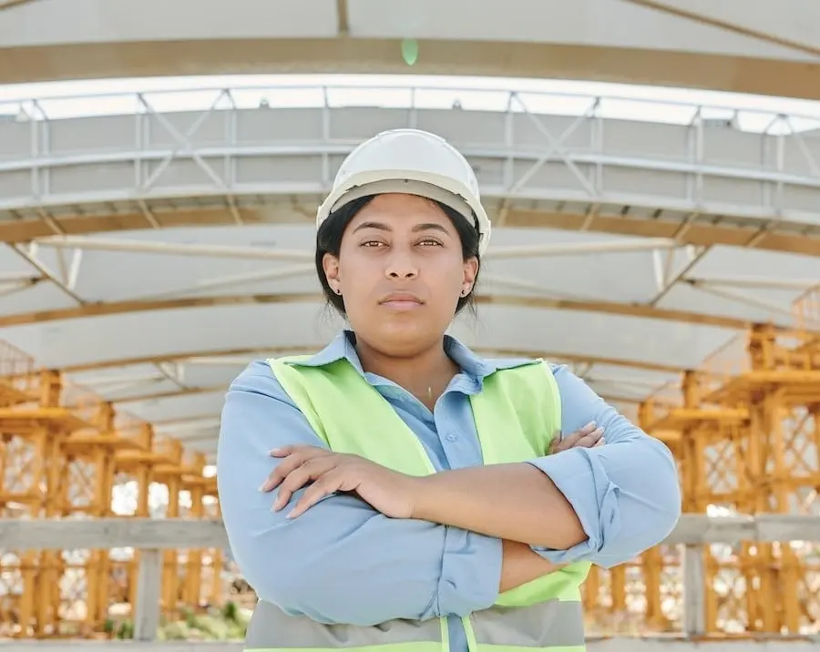 7. Construcción e ingeniería civil: 22,413 pesos