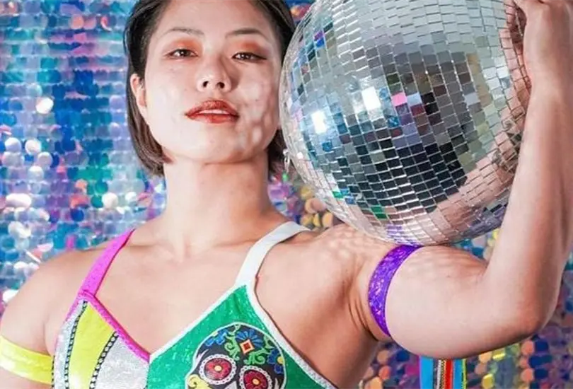 Luchadora japonesa sorprende con entrada al ritmo de Valent&iacute;n Elizalde. 