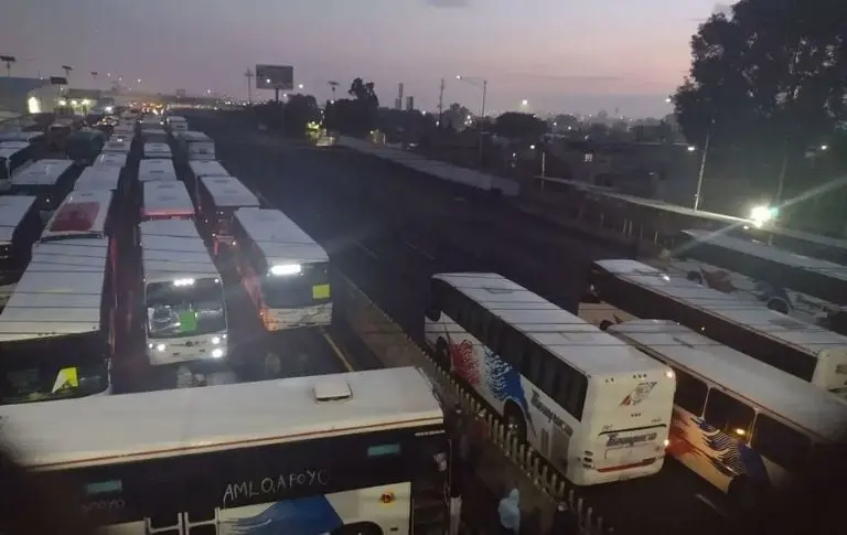 Transportistas realizan bloqueo en la carretera México-Pachuca y generan caos. Foto: Twitter