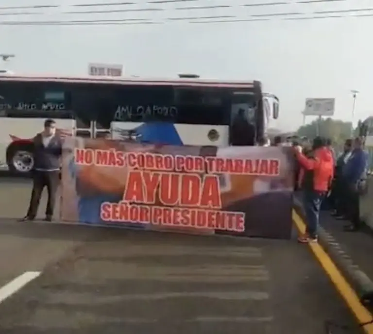 Transportistas realizan bloqueo en la carretera México-Pachuca y generan caos. Foto: Twitter