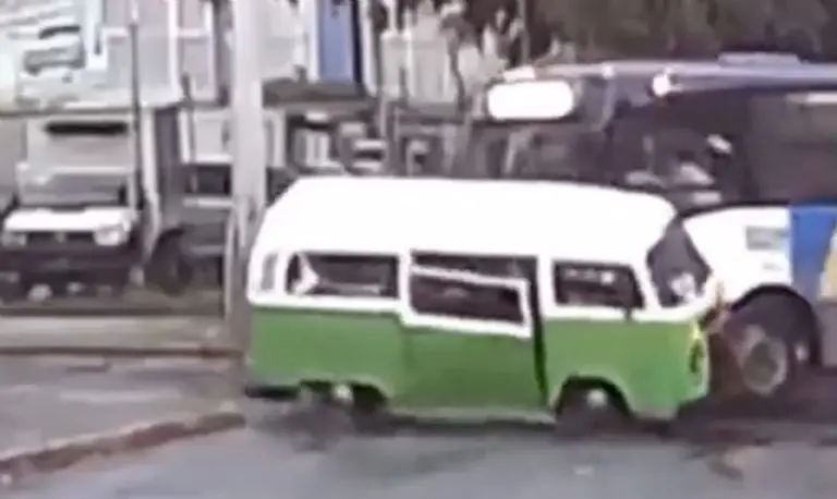 VIDEO: Camión de transporte público choca contra combi y pasajeros salen volando. Foto: Especial