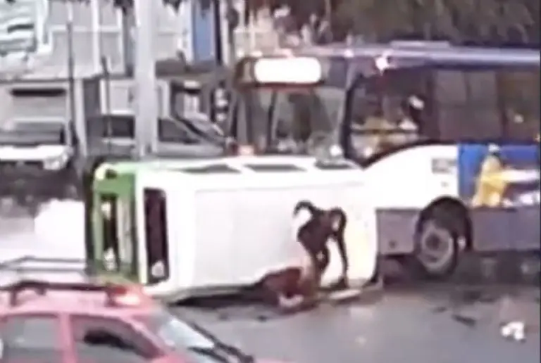 VIDEO: Camión de transporte público choca contra combi y pasajeros salen volando. Foto: Especial