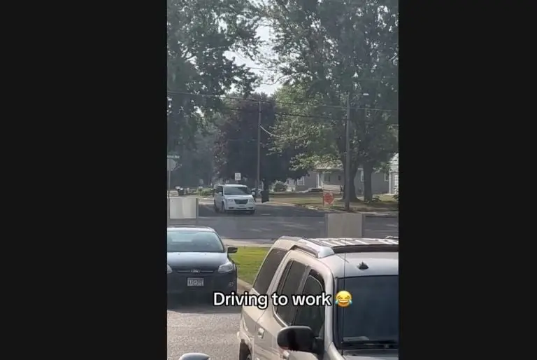 Empleado vive enfrente y llega en auto (TikTok)