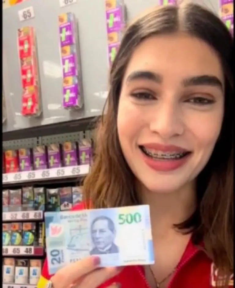 Trabajadora del Oxxo fue estafada con un curioso billete Créditos: Tik Tok