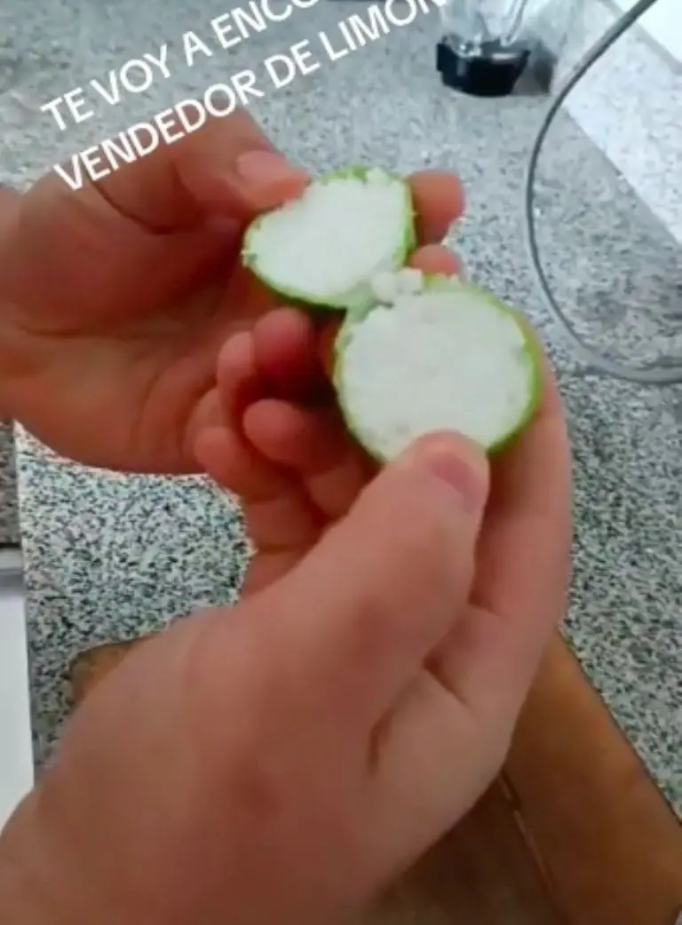 Vendedor en carretera engaña a hombre y le vende limones falsos Créditos: Captura de video