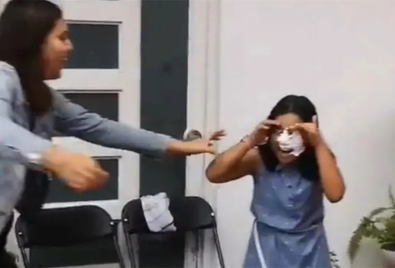 Un padre de familia estrell&oacute; a su hija contra su pastel de cumplea&ntilde;os d&aacute;ndole una patada 
