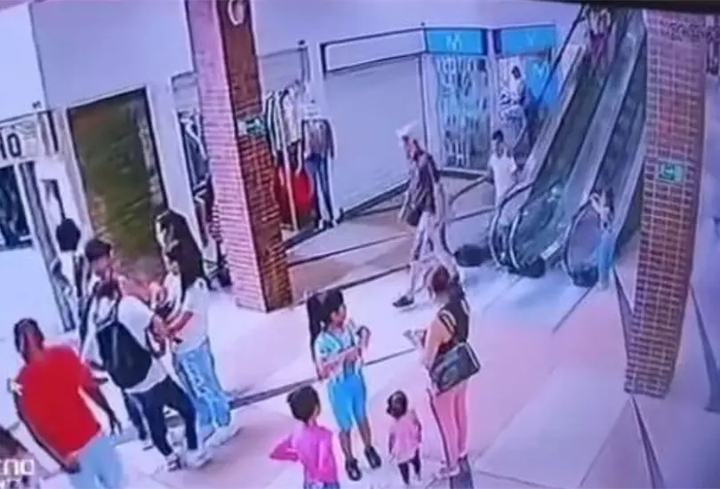 Menor cae de escaleras el&eacute;ctricas
