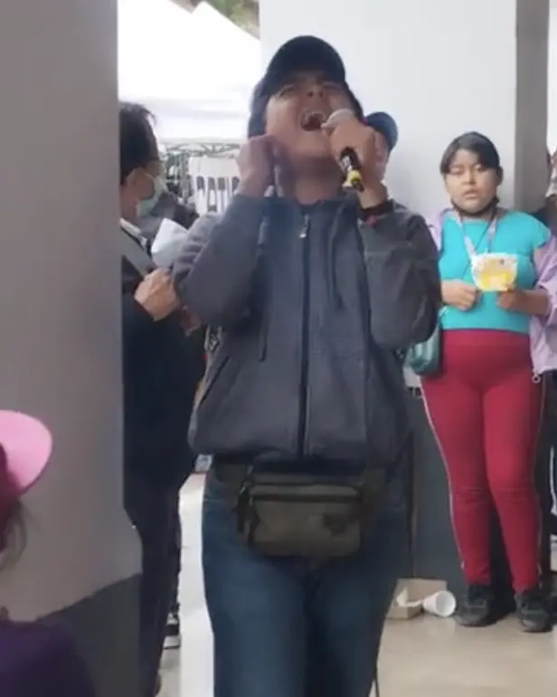 VIDEO: Ni&ntilde;o canta igual que Roc&iacute;o D&uacute;rcal Gata bajo la lluvia y se viraliza. 
