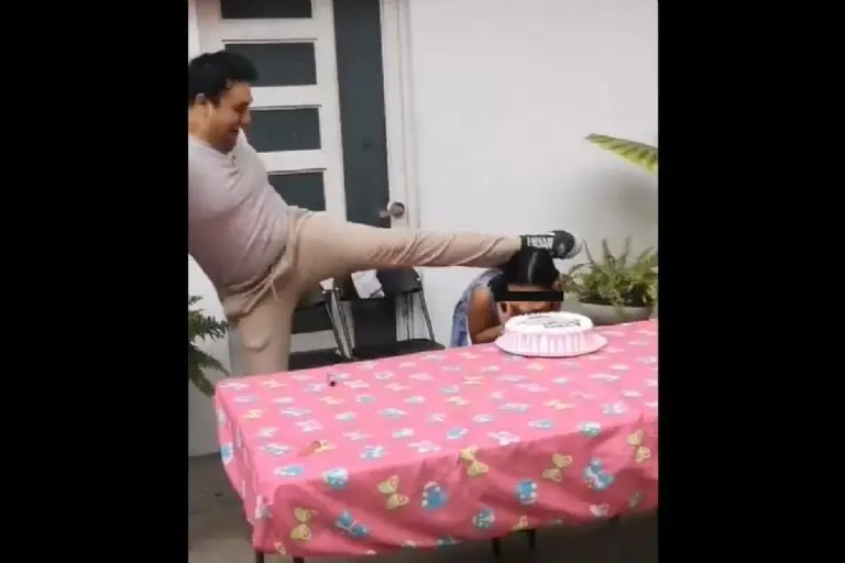 Papá patea a su hija en cumpleaños - Tomada de video