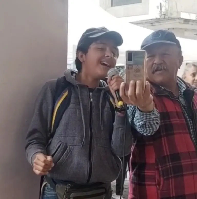VIDEO: Niño canta igual que Rocío Dúrcal 'Gata bajo la lluvia' y se viraliza. Foto: Tik Tok