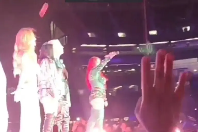 Fan golpea a Anahí con objeto en concierto - Tomada de video