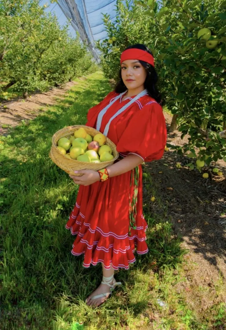 Modelo e influencer rarámuri causa sensación por presumir su ropa tarahumara. Foto: Instagram (anaizunigap)