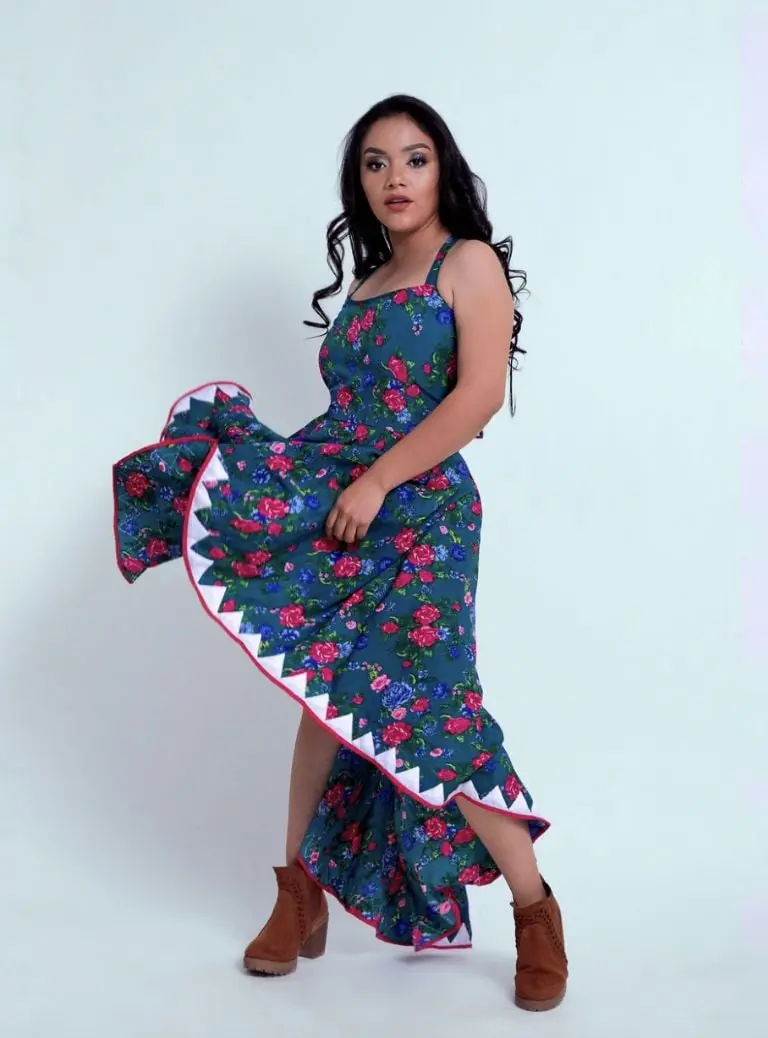 Modelo e influencer rarámuri causa sensación por presumir su ropa tarahumara. Foto: Instagram (anaizunigap)