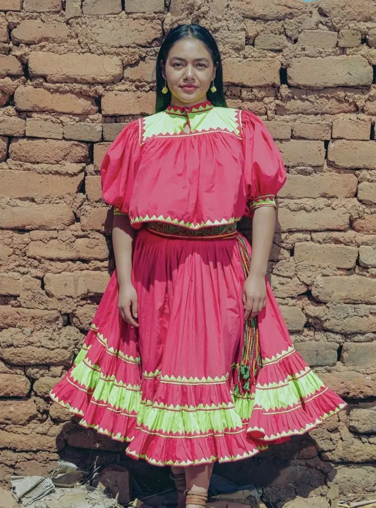 Modelo e influencer rarámuri causa sensación por presumir su ropa tarahumara. Foto: Instagram (anaizunigap)