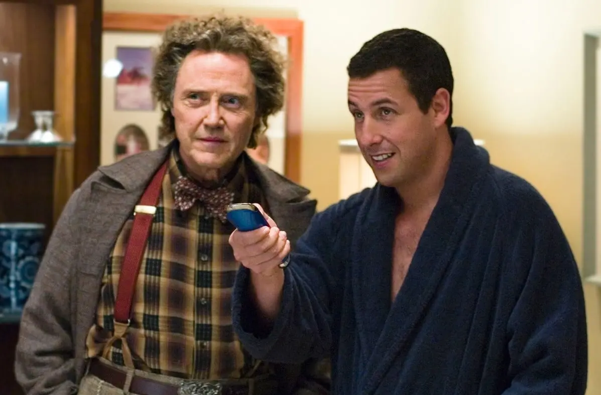 Click: Perdiendo el control fue una popular película de comedia de 2006, protagonizada por Adam Sandler. La cinta sigue a un arquitecto que prefiere estar en el trabajo que con su familia, aunque ahí tampoco es feliz, hasta que recibe un control que le permite adelantar los momentos de su vida que no le gustan.