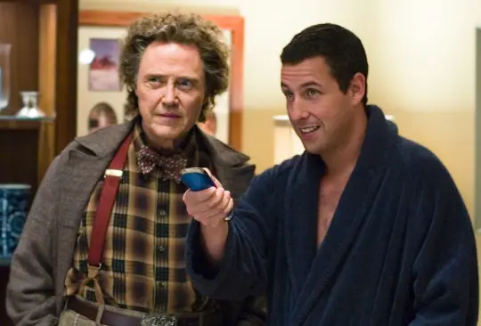 Click: Perdiendo el control fue una popular película de comedia de 2006, protagonizada por Adam Sandler. La cinta sigue a un arquitecto que prefiere estar en el trabajo que con su familia, aunque ahí tampoco es feliz, hasta que recibe un control que le permite adelantar los momentos de su vida que no le gustan.
