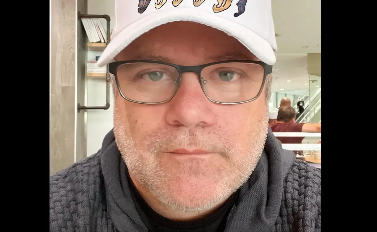 Ahora tiene 52 años y es padre de 3 hijas. Ha trabajado en las series Los cuentos de Nick y Stranger Things.