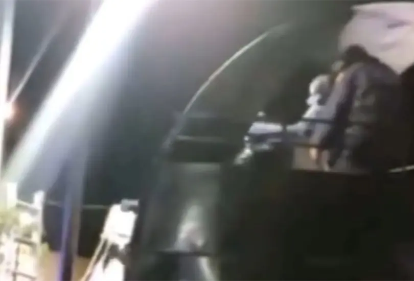 Polic&iacute;a arroja a hombre ebrio desde torreta en concierto de Santa Fe Klan