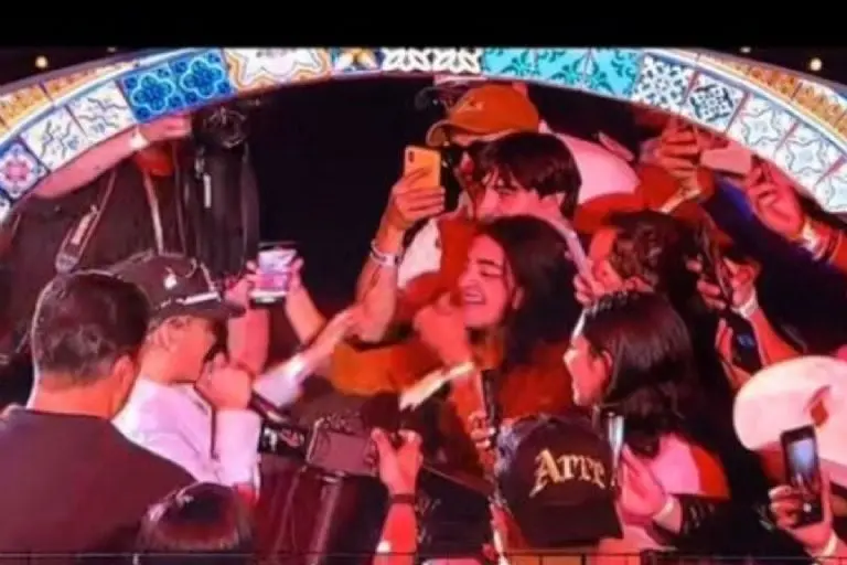 Yahriza abraza fans - Tomada de video