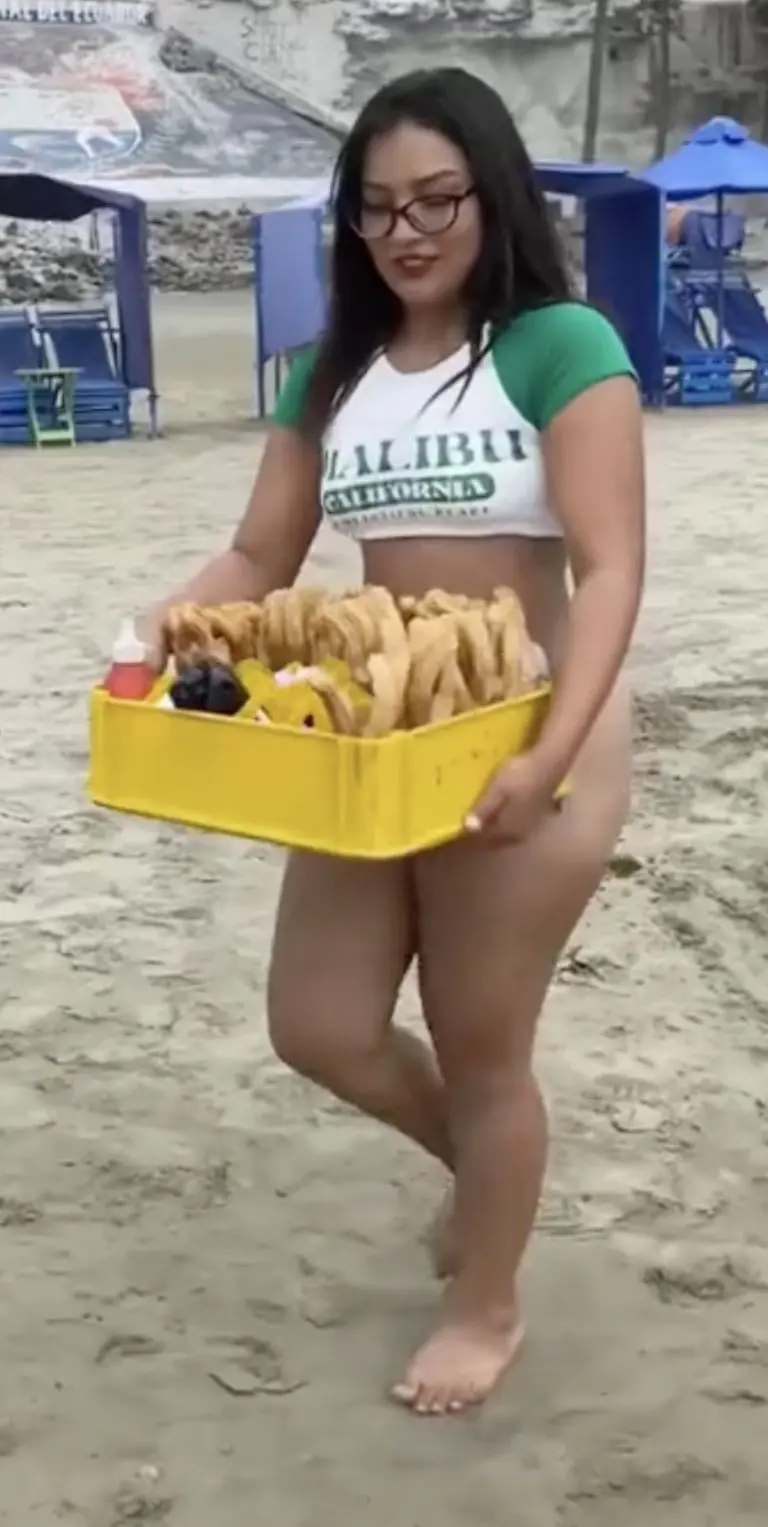 Vendedora de churros en la playa se hace viral por vender en bikini. Foto: Tik Tok