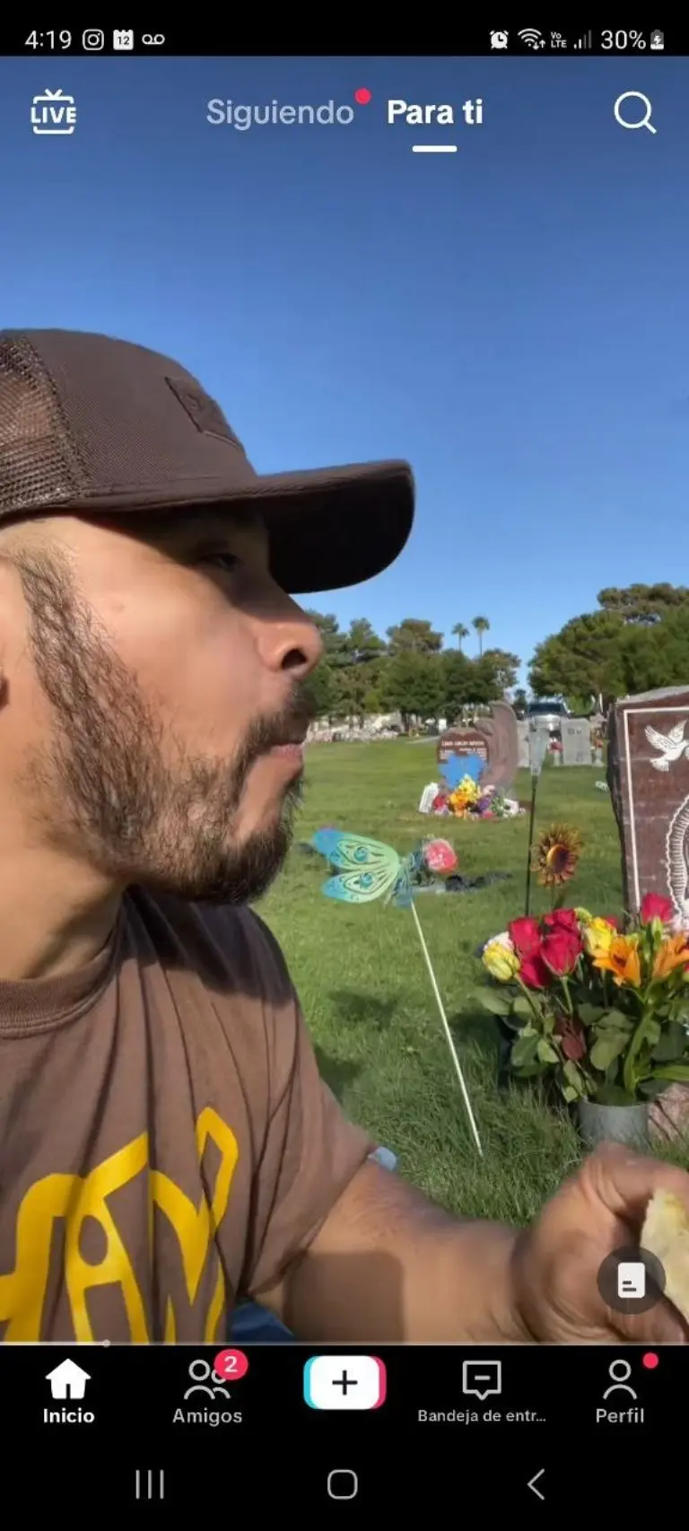 Joven come tamales al lado de su esposa - Tomada de video