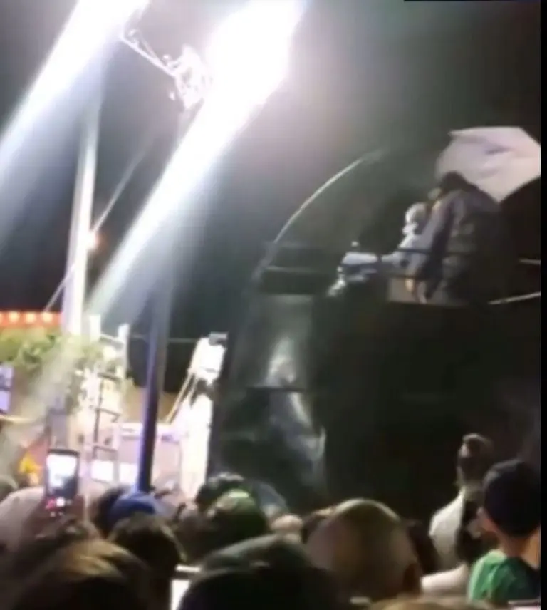 Policía lanza a joven