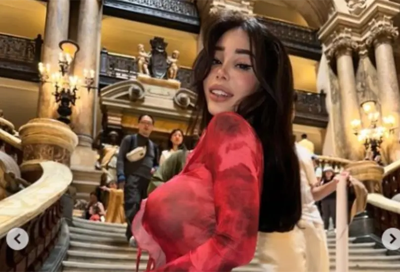 La modelo de contenido exclusivo, Alex Mucci, ha vuelto a generar controversia al elegir el ic&oacute;nico Castel SantAngelo de Roma como escenario para una audaz sesi&oacute;n de fotos en la que luci&oacute; prendas transparentes.  