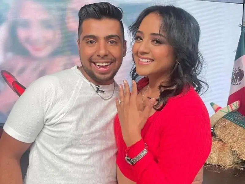 Paco Empanadas le pide matrimonio a su novia. Paco Empanadas le pide matrimonio a su novia.