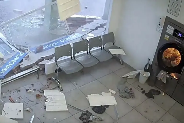 VIDEO: Olvidan encendedor en pantalón y explota en la lavadora. Foto: Especial