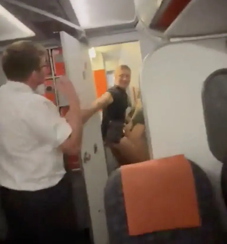VIDEO: Pareja de pasajeros tiene intimidad en avión durante pleno vuelo. Foto: Especial