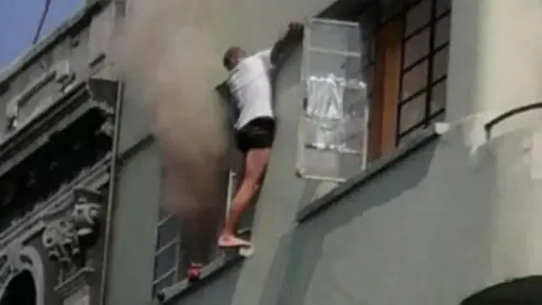 El hombre cayó desde una altura de 15 metros Créditos: Captura de pantalla