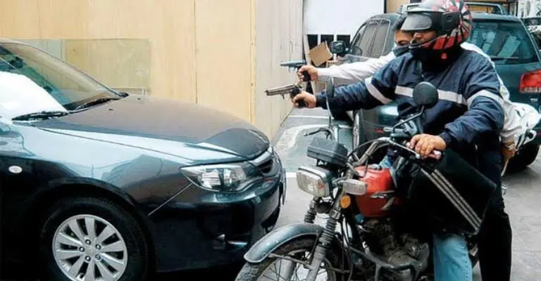 Roban 300 mil pesos a coreano tras salir de casa de cambio Créditos: Especial