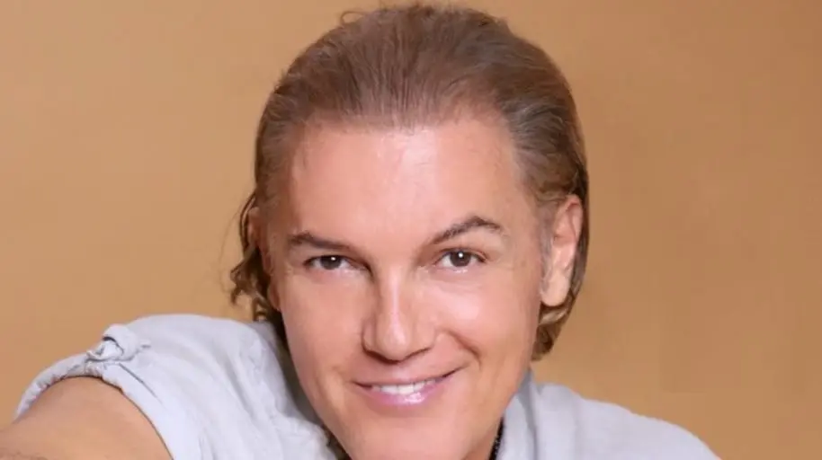 Ahora tiene 53 a&ntilde;os y se encuentra alejado de la televisi&oacute;n.