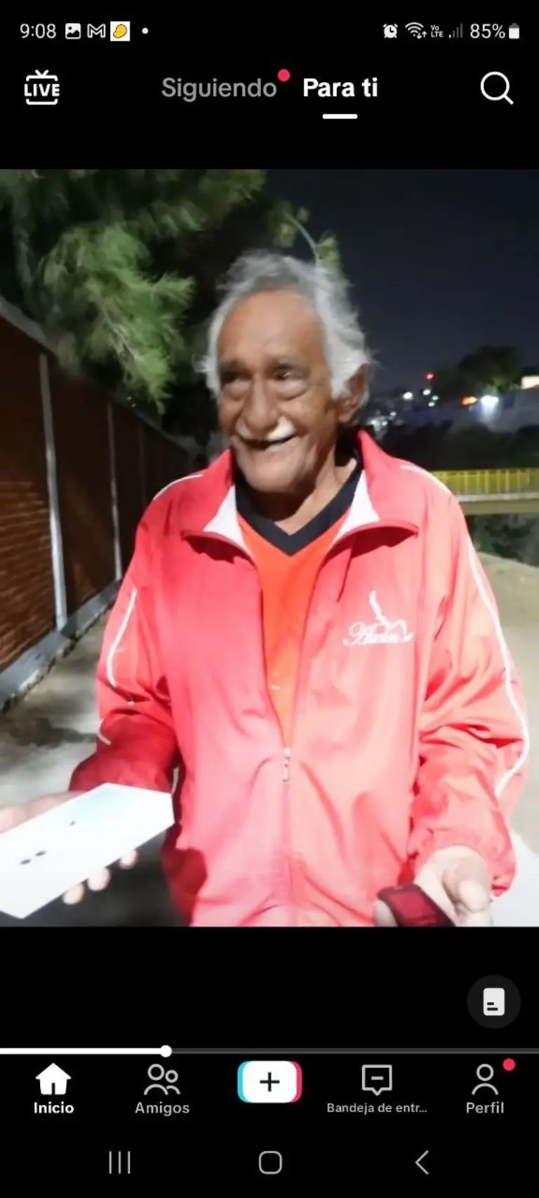 Le regalan teléfono fingiendo asalto - Tomada de video