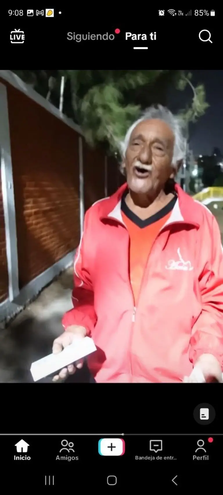 Le regalan teléfono fingiendo asalto - Tomada de video