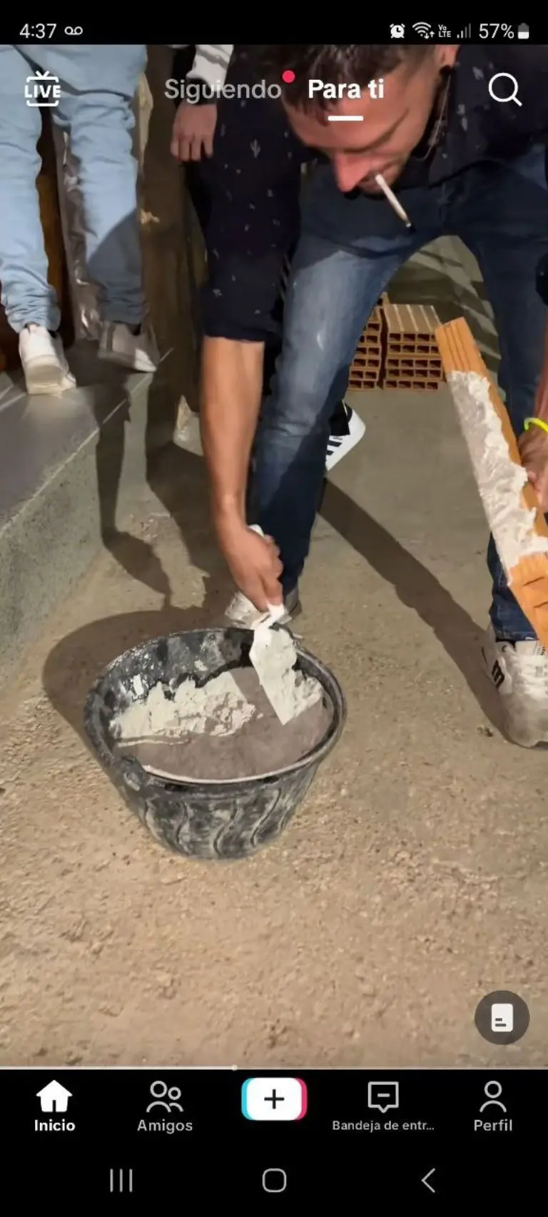 Jóvenes tapan con ladrillos puerta de su amiga para impedir su boda - Tomada de video