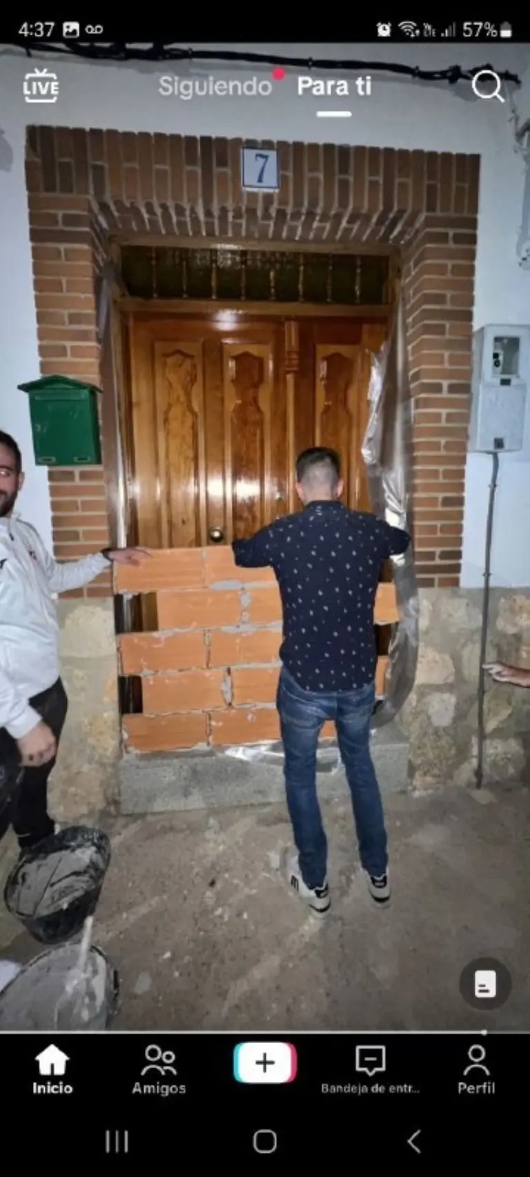 Jóvenes tapan con ladrillos puerta de su amiga para impedir su boda - Tomada de video