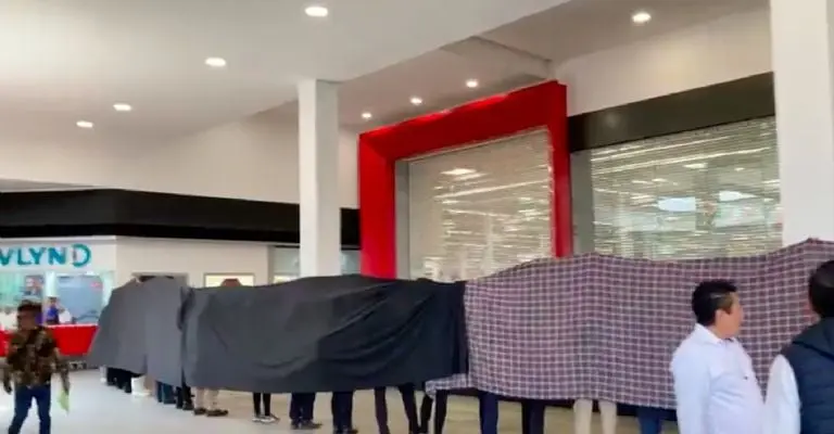 Gran Sur Coyoacán: cae elevador con dos personas en centro comercial Créditos: Captura de video