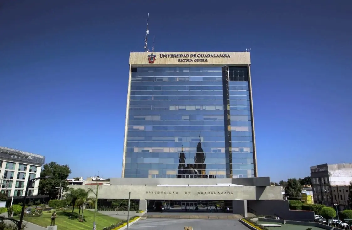 Cuenta con 16 campus en Jalisco y tienen una matrícula de 329 mil estudiantes.