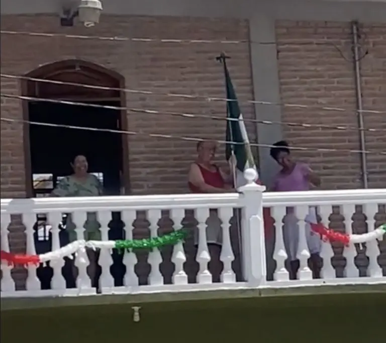 Hombre pone la bandera de México en su balcón y mariachi le toca el himno nacional. Foto: Tik Tok