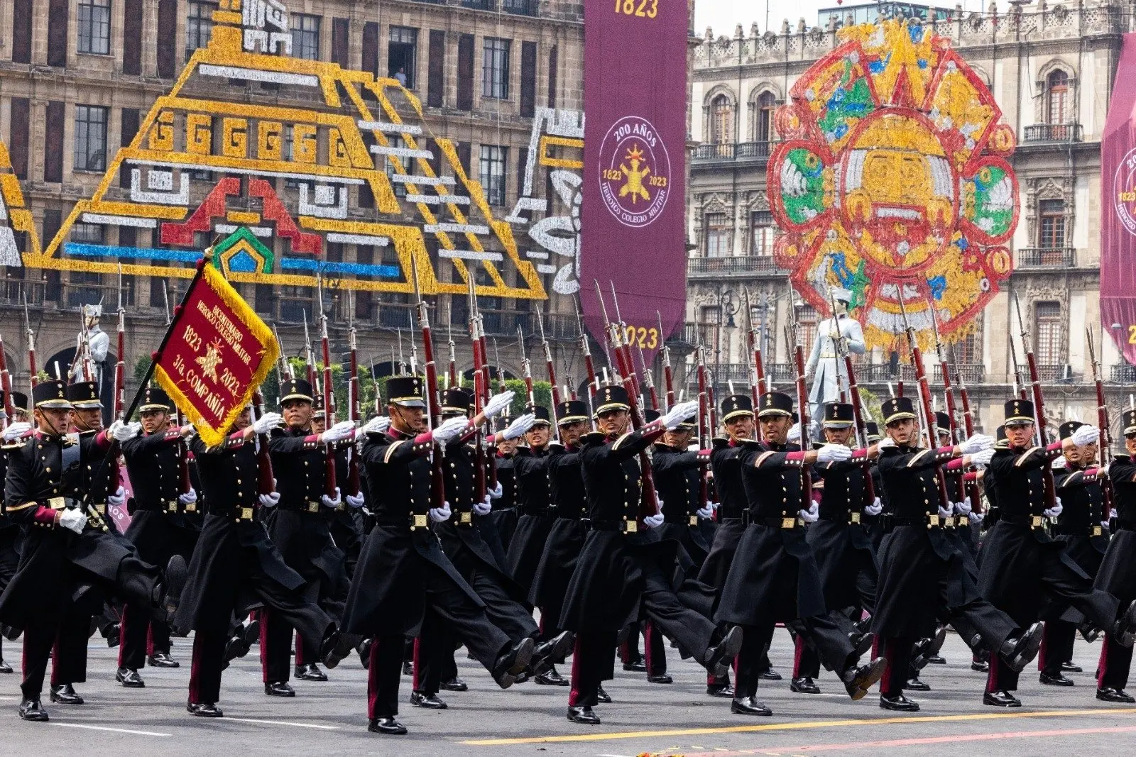 México celebra el 213 Aniversario del Grito de Independencia con un gran espectáculo. 