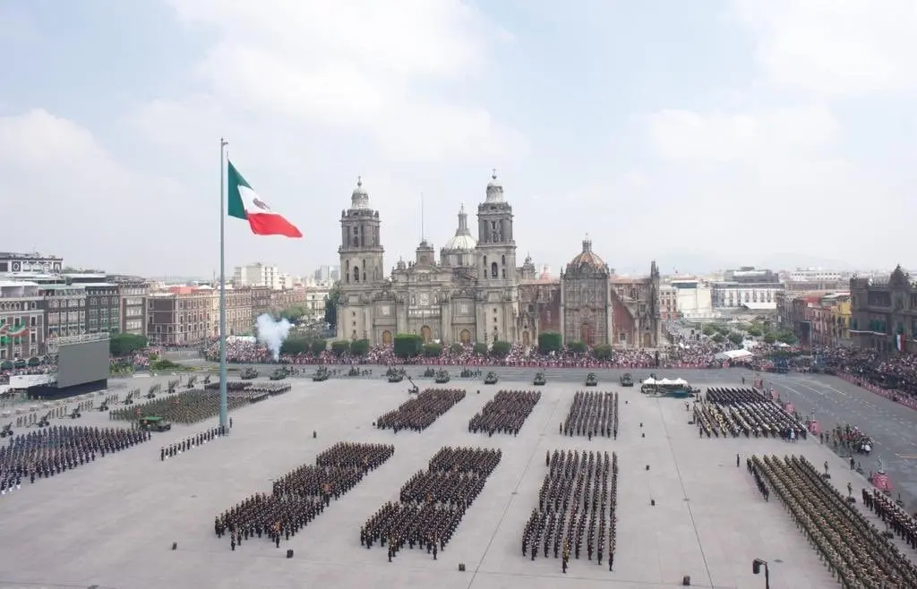 La ceremonia inició a las 10:00 de la mañana en la explanada de la Plaza de la Constitución en el Zócalo de la Ciudad de México. 