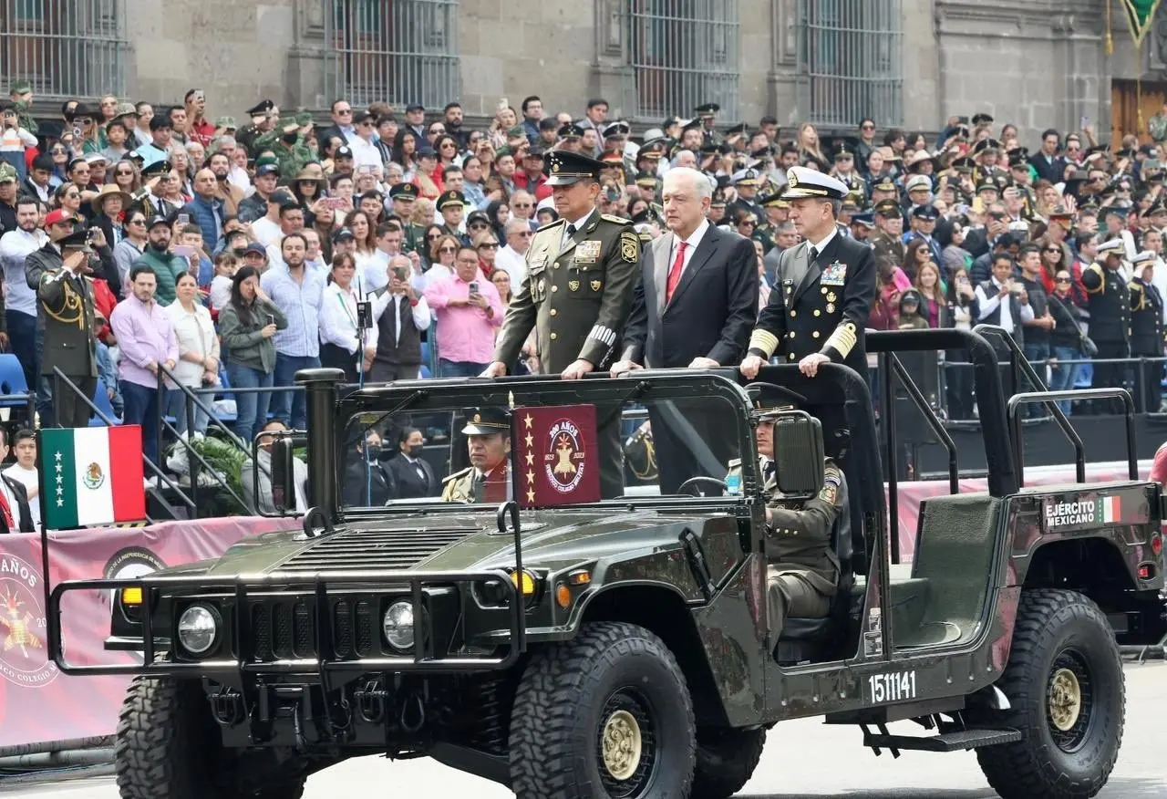 AMLO encabezó en el Zócalo el desfile militar por el 213 aniversario de la Independencia de México.