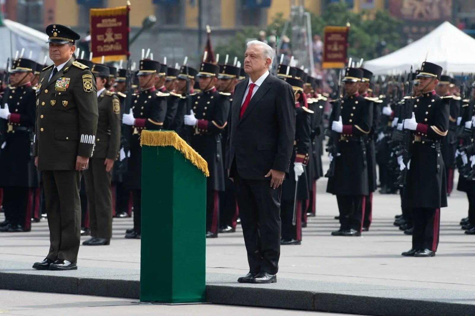 El Presidente pasó revista a bordo del vehículo presidencial acompañado de los secretarios de defensa, Luis Crescencio Sandoval y Marina, Rafael Ojeda.