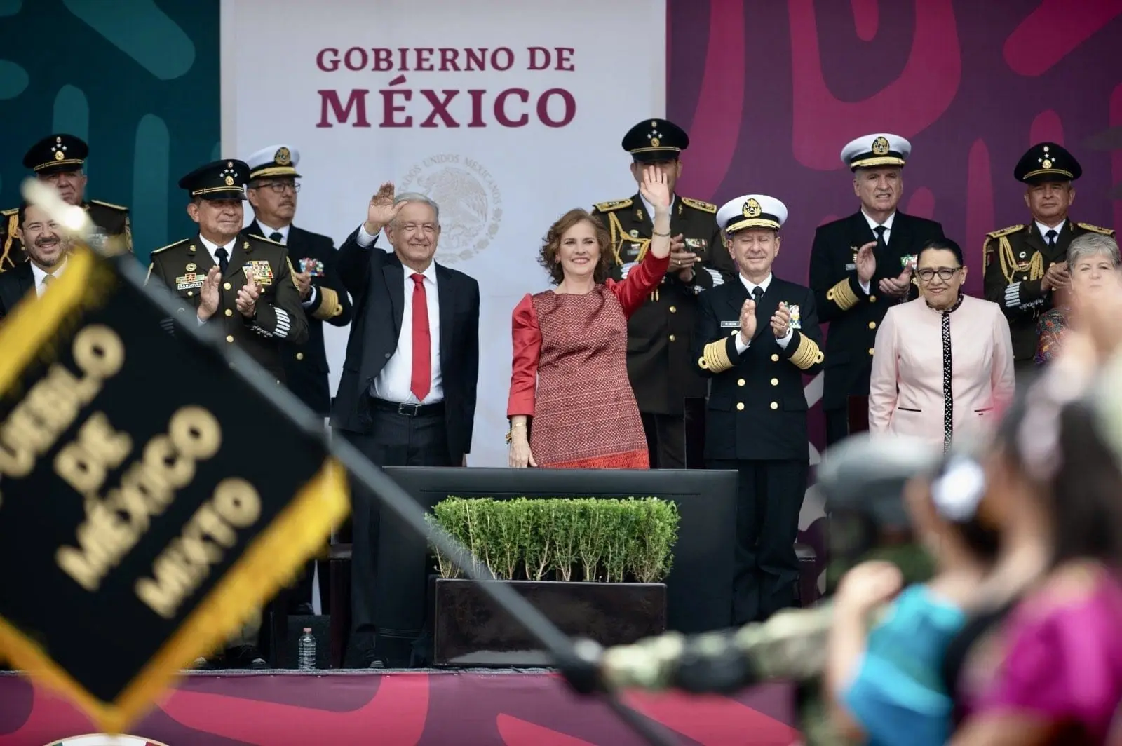 AMLO estuvo acompañado por su esposa, la doctora Beatriz Gutiérrez Müller, integrantes de su Gabinete legal y ampliado, y por el Jefe de Gobierno de la Ciudad de México, Martí Batres Guadarrama.