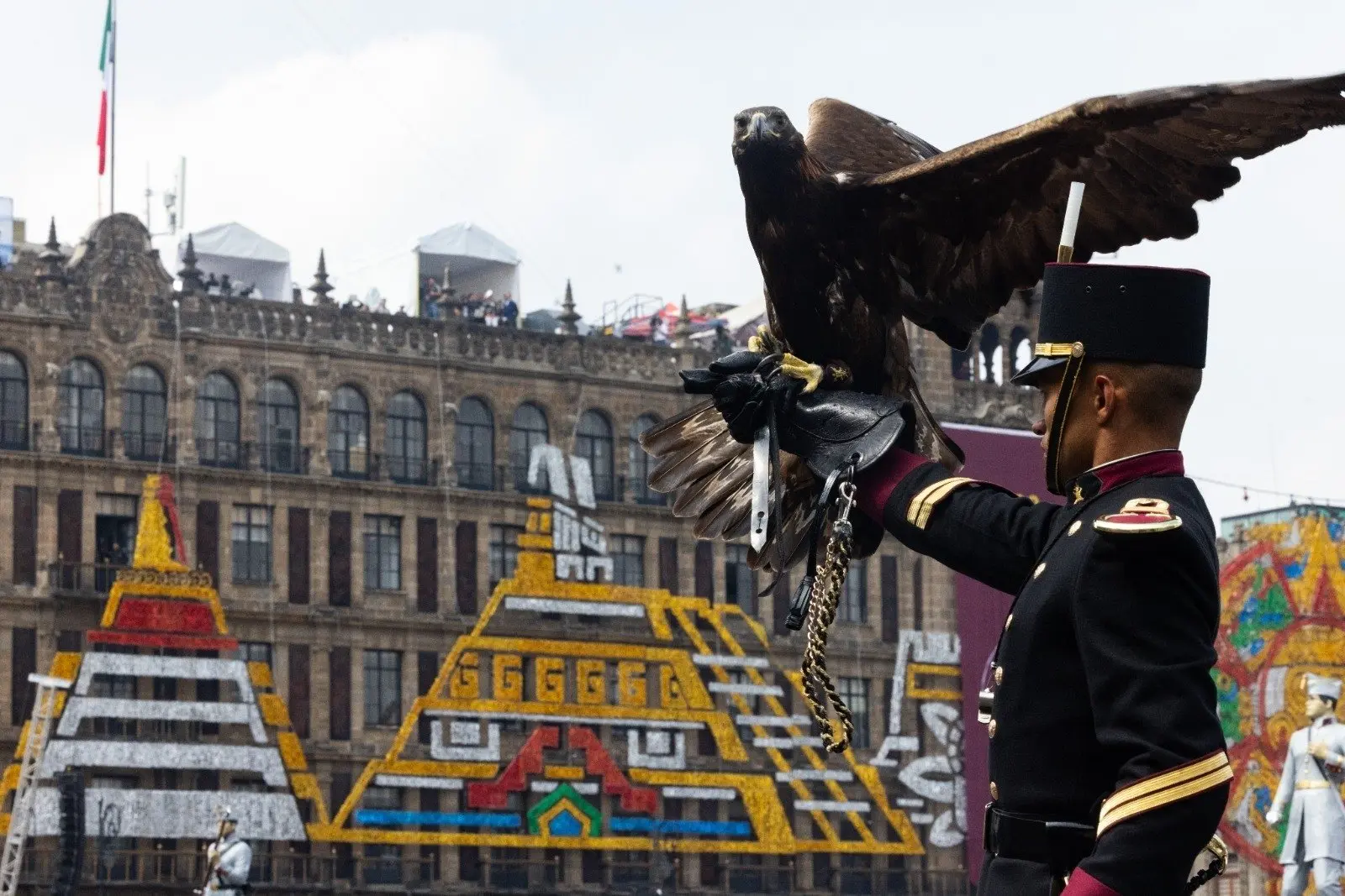 En el marco de los 200 años del Heroico Colegio Militar, más de cinco mil cadetes encabezaron el tradicional desfile. 