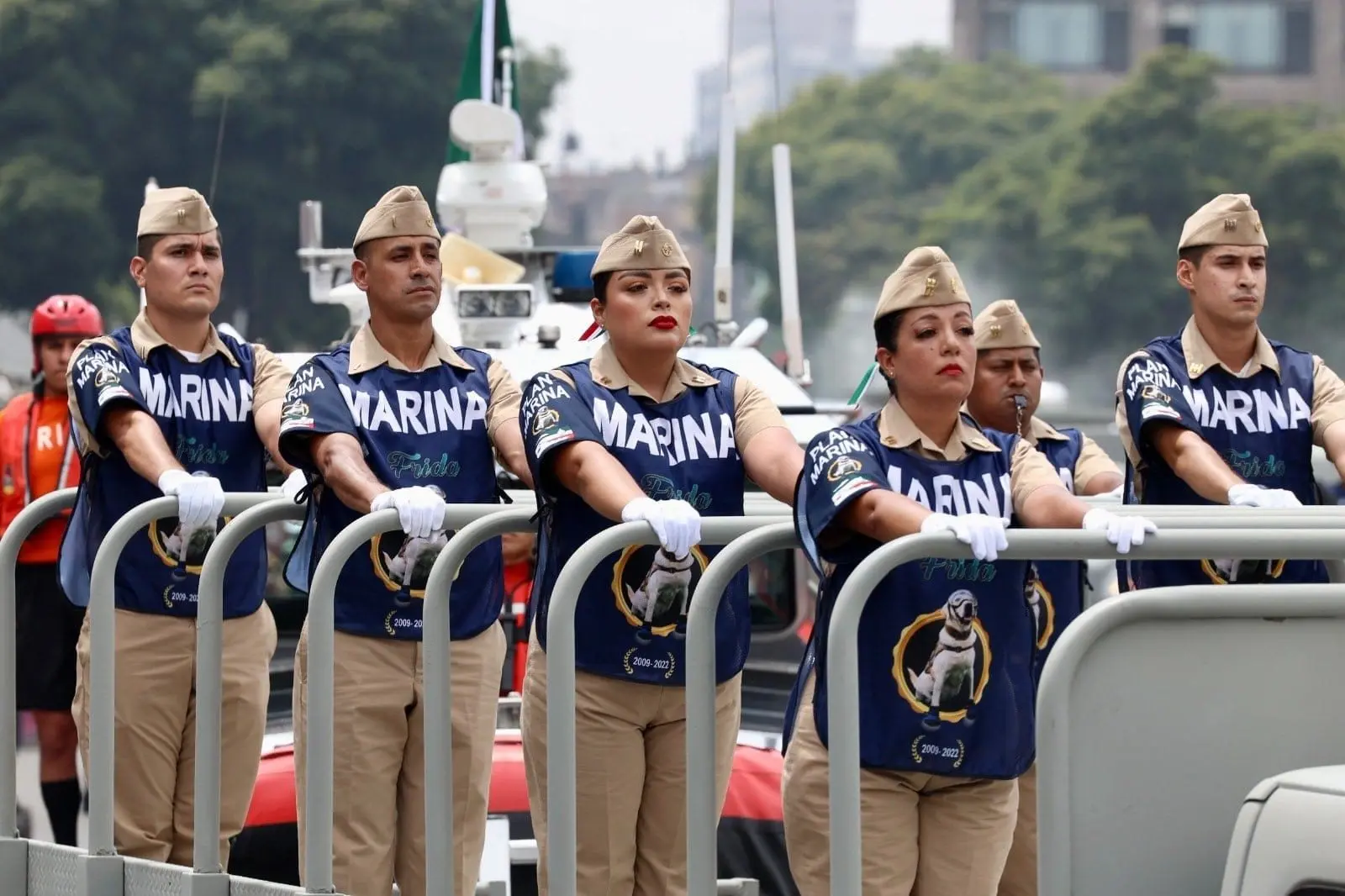 Elementos de la marina desfilan desde el Zócalo de la Ciudad de México hasta el Campo Marte. 