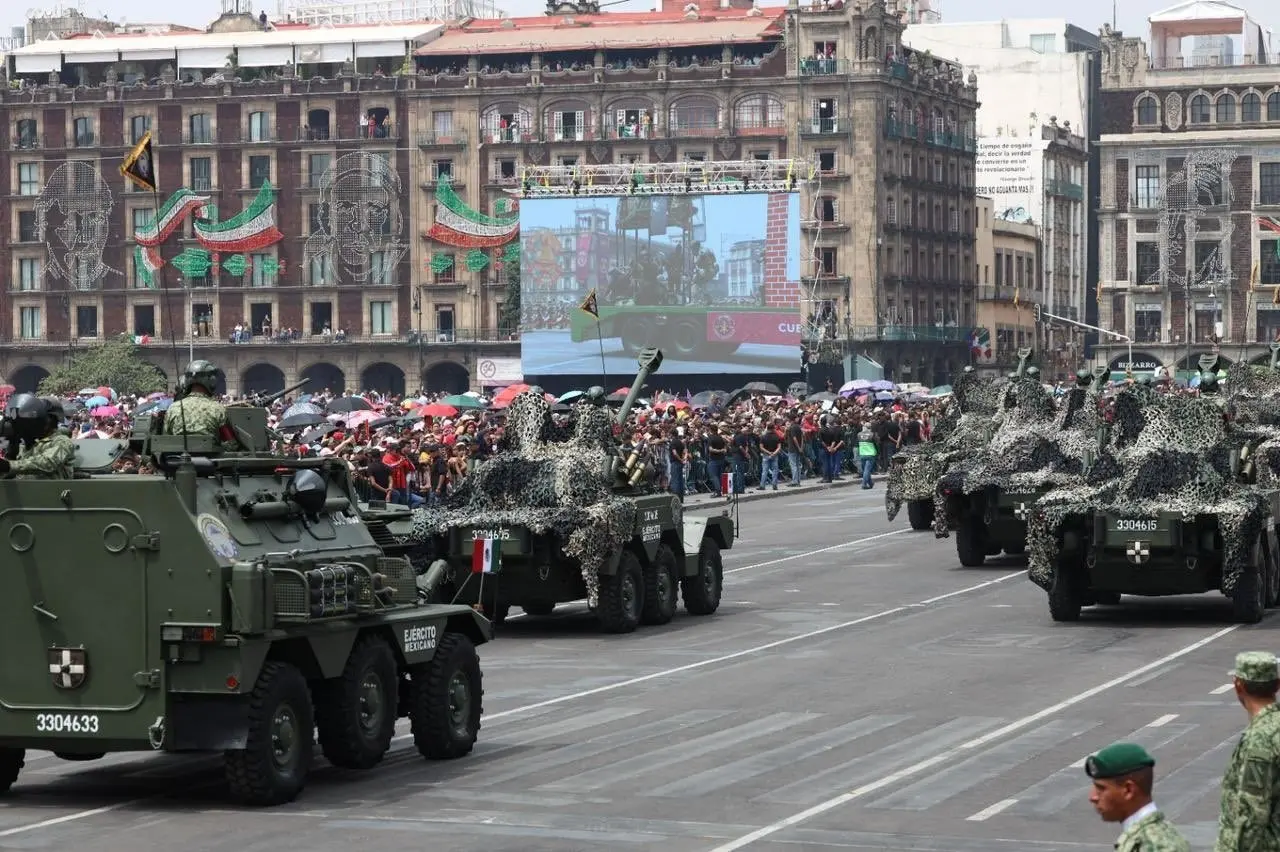 Desfilan convoys militares en calles de la Ciudad de México 