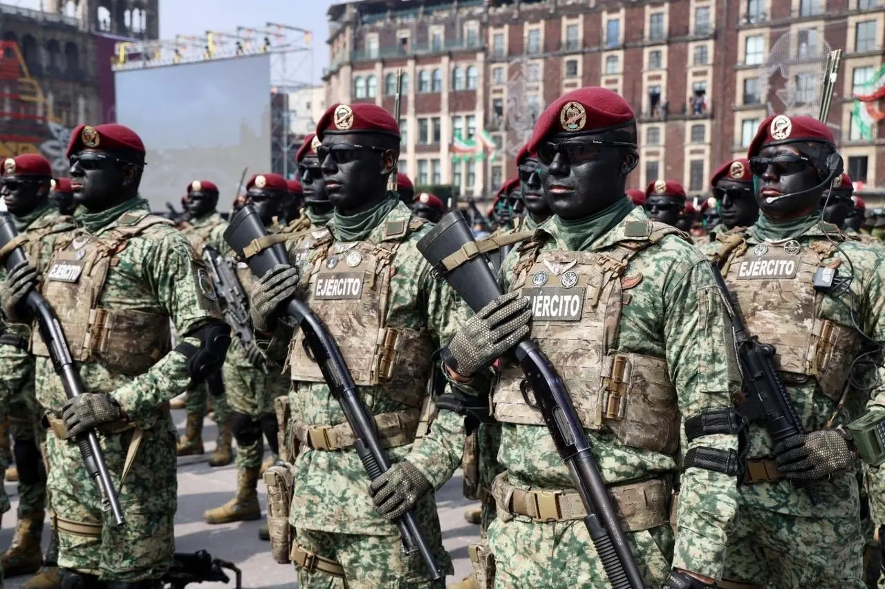 Brigadas de paracaidistas, también conocidos como boinas rojas, y elementos de la Policía Militar marcharon en el Zócalo de la Ciudad de México. 